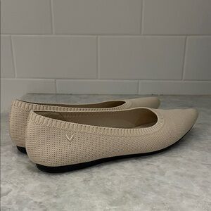 Vivaia Pointed Toe Ballet Flats. Size 39.5.